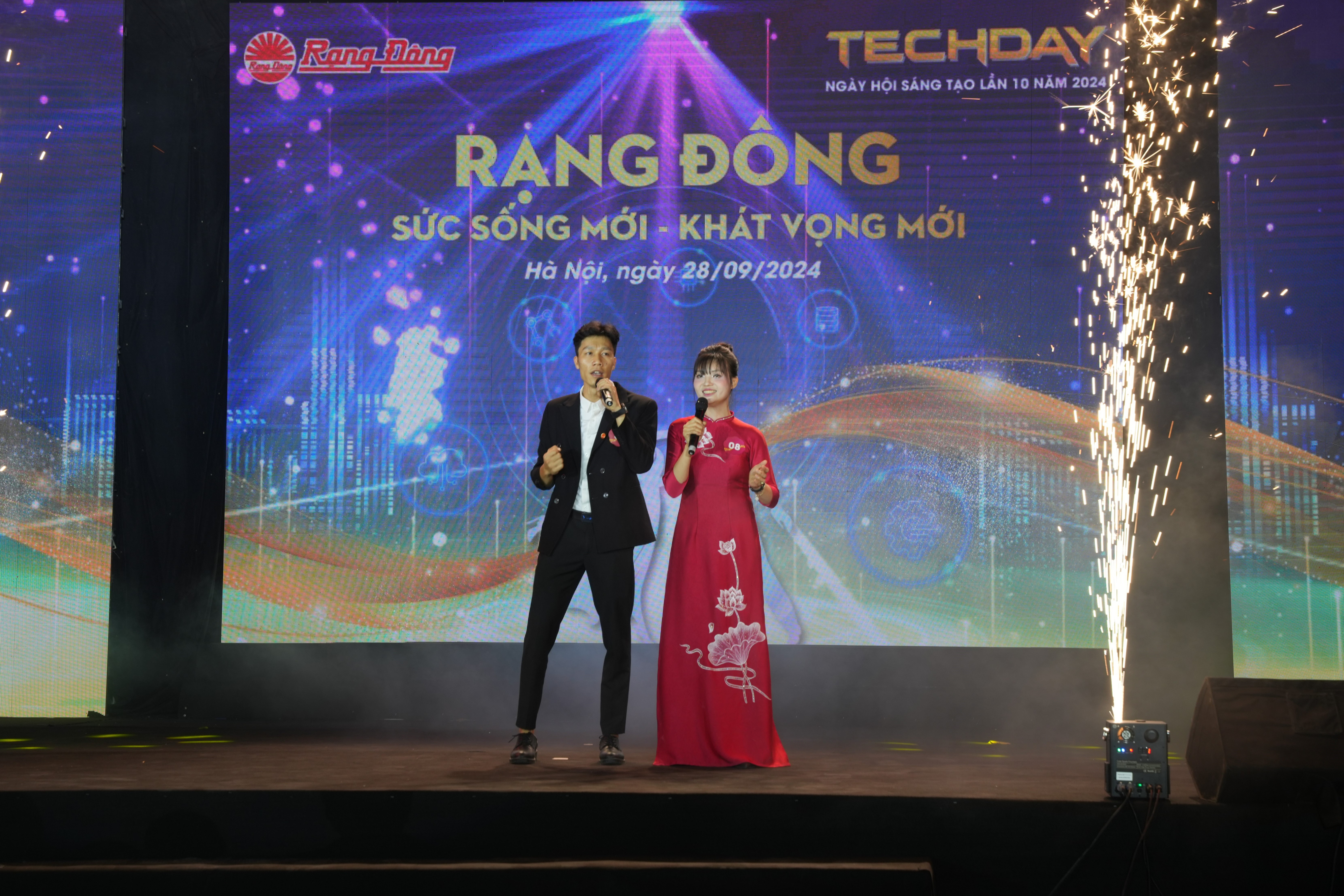 Cặp đôi số 08 với ca khúc “Khát vọng Rạng Đông - 60 năm hành trình theo chân Bác” rất nhẹ nhàng và sâu lắng